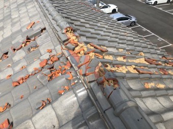 棟瓦が割れている様子