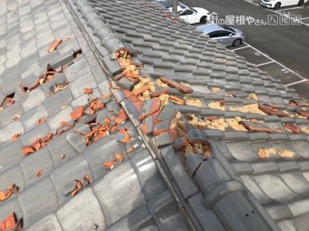 棟瓦が割れている様子