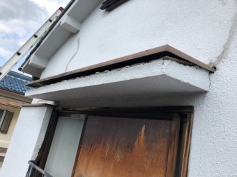 庇の板金が浮いている