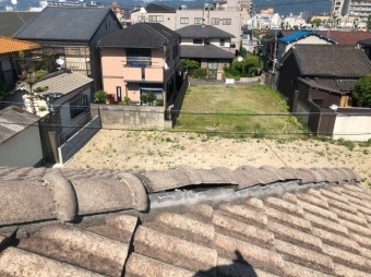 瓦がずれている