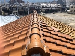 八尾市での屋根瓦被害。現場調査の際、屋根の1/4程の瓦が飛んでいる様子。