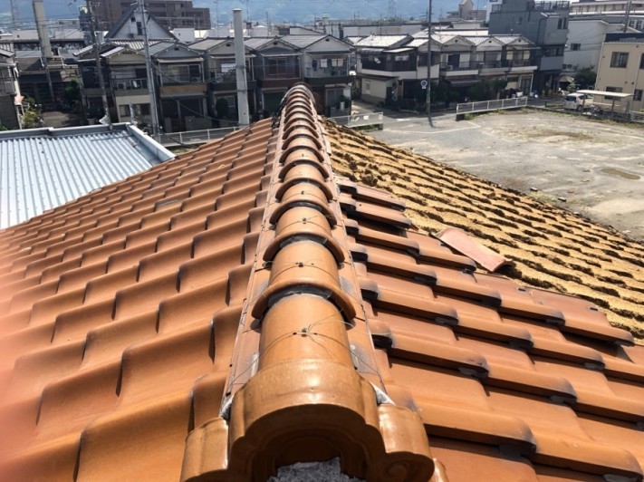 八尾市での屋根瓦被害。現場調査の際、屋根の1/4程の瓦が飛んでいる様子。