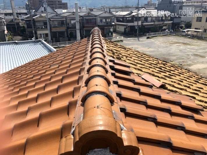 八尾市での屋根瓦被害。現場調査の際、屋根の1/4程の瓦が飛んでいる様子。