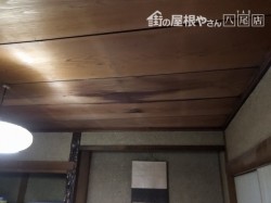 天井にシミ