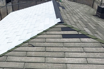 エポキシ樹脂系下塗り材で屋根全体の下塗りを進めます