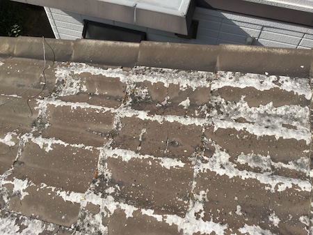 塗装が不可能なセキスイかわらUの素地露出状況