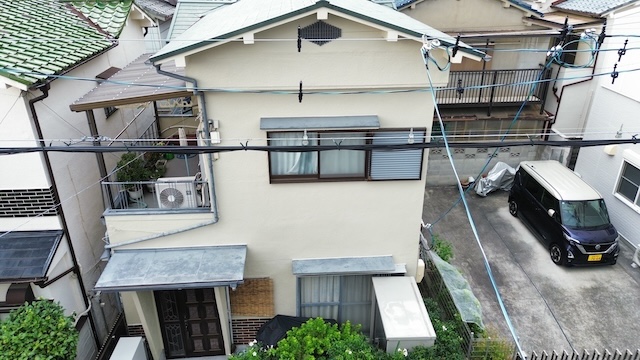 外壁の浮きを下地から補修して塗装まで完了した住宅正面の全景