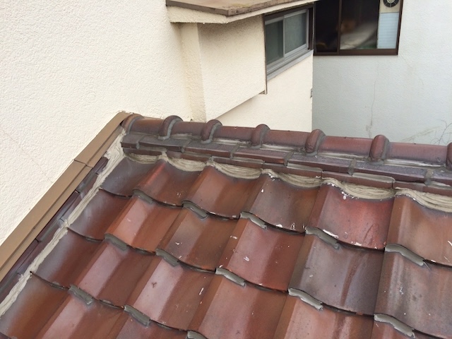 棟瓦の積み直し提案が必要な過剰コーキングの状態 藤井寺市