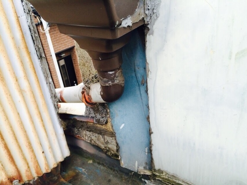 羽曳野市古市で配管の継ぎ目に素人がコーキング補修を行い失敗した様子