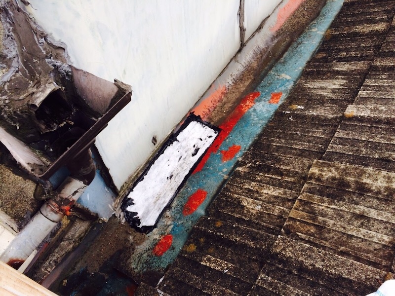 羽曳野市古市の陸屋根部分に防水テープとパテでDIY補修された雨漏り箇所