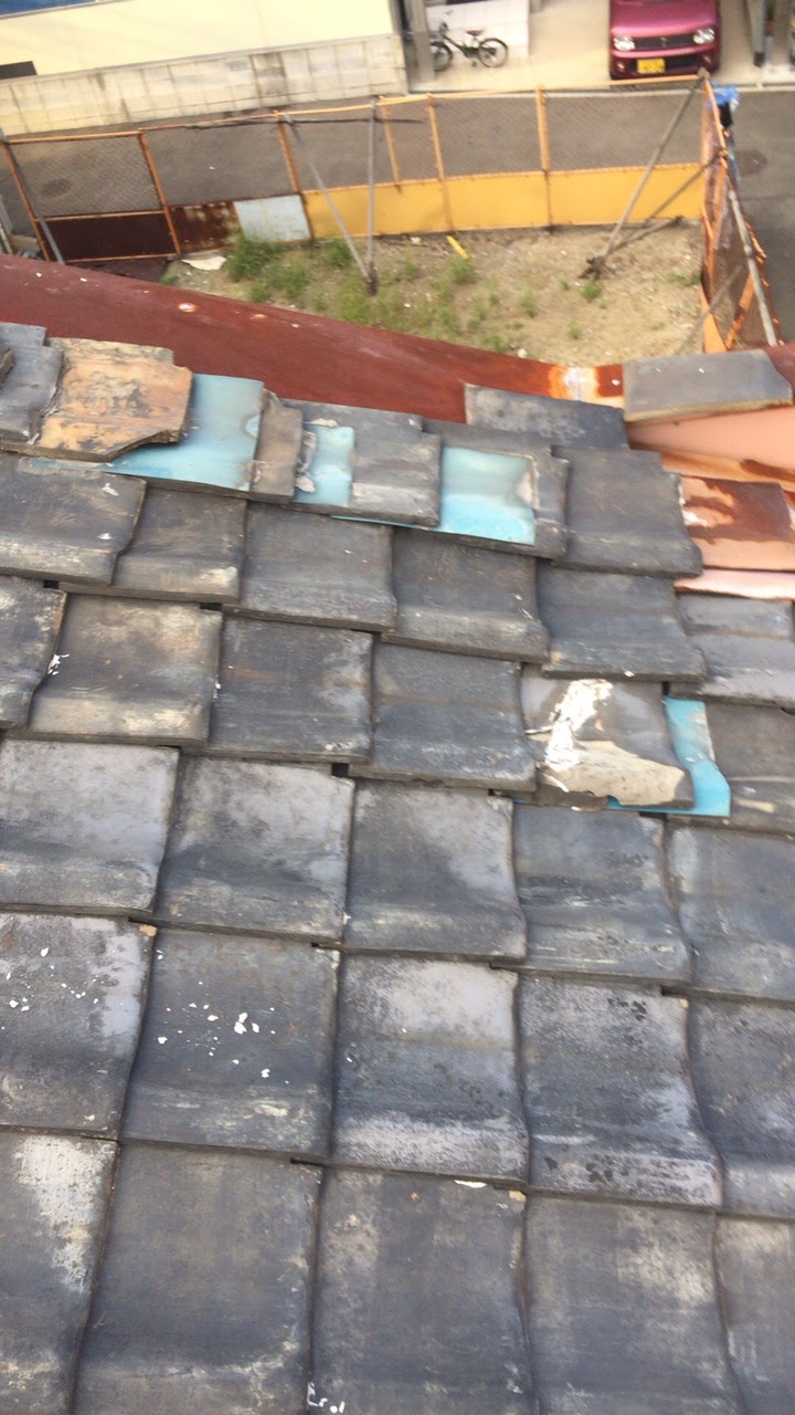 大阪市東住吉区今川 ズレて雨水が侵入している古い瓦