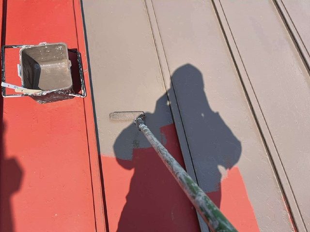 屋根塗装工事中塗り