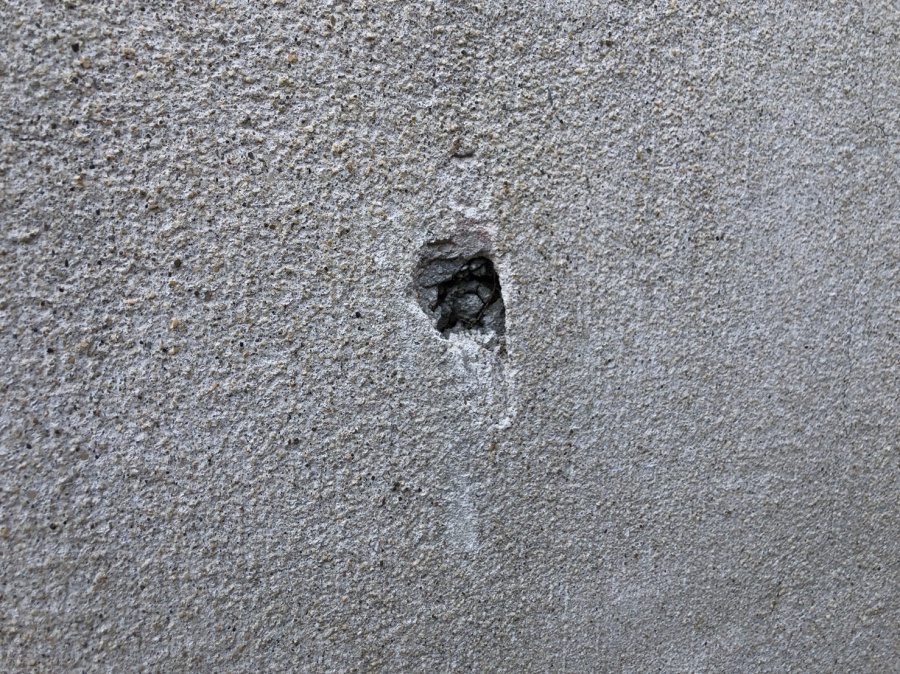 八尾市　外壁に大きな穴