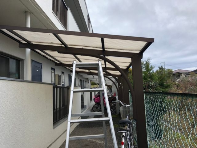 八尾市でマンションにある駐輪場の屋根を新しくしました。