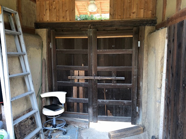 木製門扉の裏側
