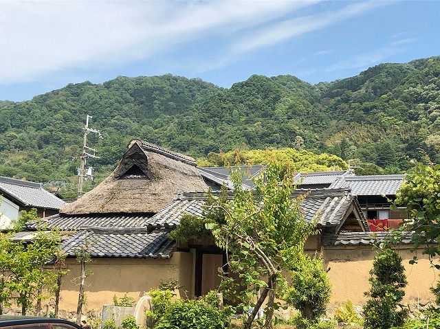 八尾市で茅葺き屋根の棟瓦の側面から雨が侵入しないか心配なので修繕したい