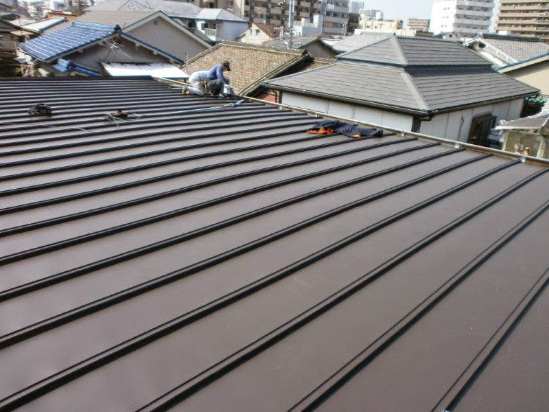 高耐久ガルバリウム鋼板による立平葺き仕上げ（ダークブラウン）