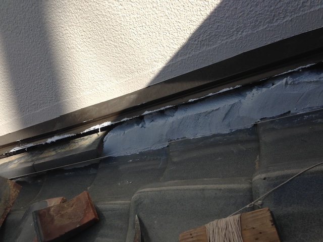 古い土を撤去し、防水性の高い南蛮漆喰で土台を作り直している施工手順。