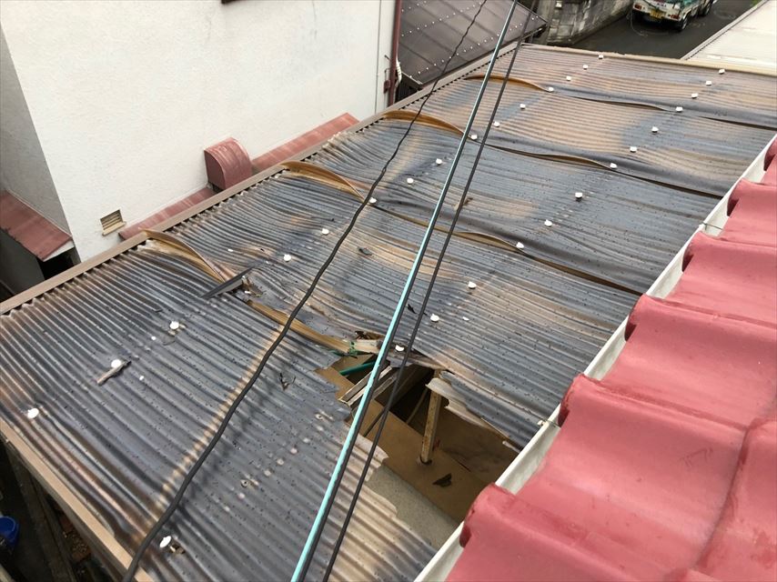 台風21号の被害で破損した波板