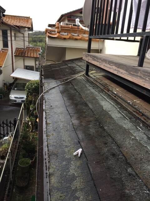 : 屋根材が水分を含んで脆くなり、無数のひび割れとコケが繁殖している危険なカラーベスト屋根（大阪市平野区）