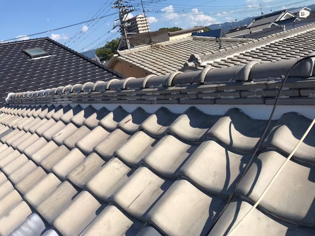 大阪府八尾市の屋根漆喰（しっくい）詰め直し工事の完成写真。真っ白で強固に仕上がった棟周り。