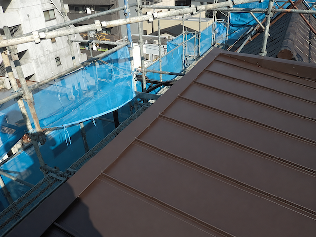 大阪市生野区で確認した屋根面の違いに合わせた立平葺き屋根工事とルーガ鉄平取り合い部の納まり調査