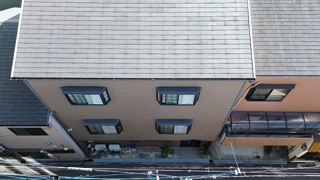 大阪市東成区で天窓から雨漏り！無料調査を行い、屋根カバー工事をご提案