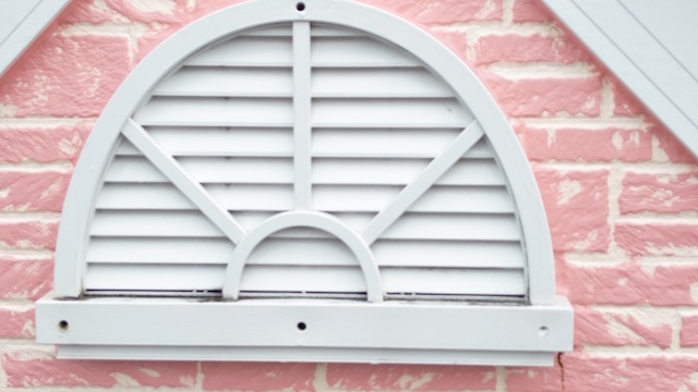 外壁塗装の厚塗りで排水経路が塞がれ雨水が溜まった八尾市の換気口