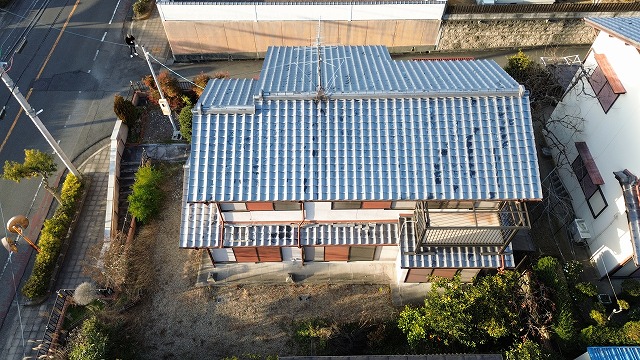 屋根葺き替え前の住宅