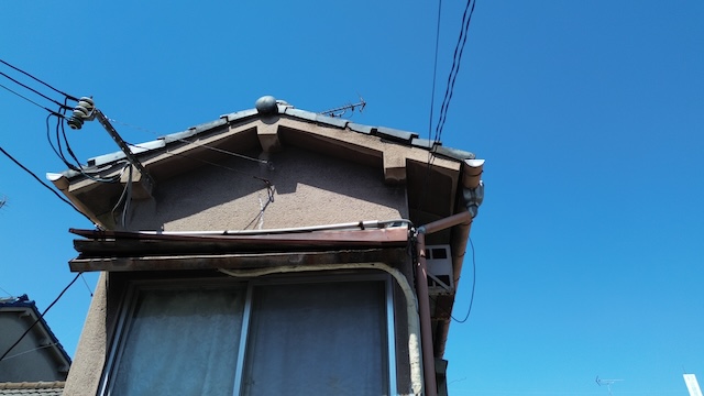 東大阪市で庇（ひさし）が電線に！落下の危険といぶし瓦の腐食をドローンで診断