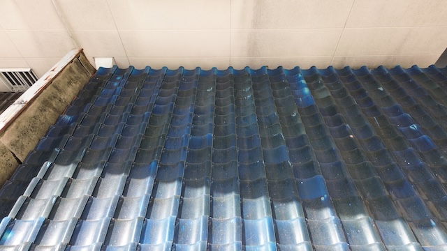 【柏原市】青い瓦の白化と端のサビ 戸建て屋根の原因と修理費用