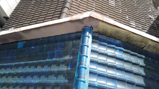 柏原市法善寺で見つかった屋根の端にある金属カバー（棟板金）の茶色いサビ