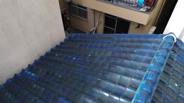 柏原市法善寺の戸建て屋根における青瓦の経年劣化状況