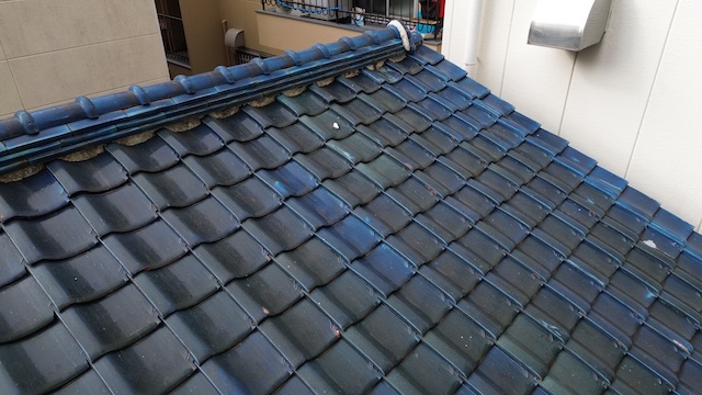 【柏原市】瓦のズレと漆喰（しっくい）の崩れを徹底点検　雨漏り前の屋根修理費用　パート２