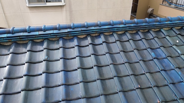 柏原市法善寺の戸建て屋根で見られる漆喰の崩れと隙間