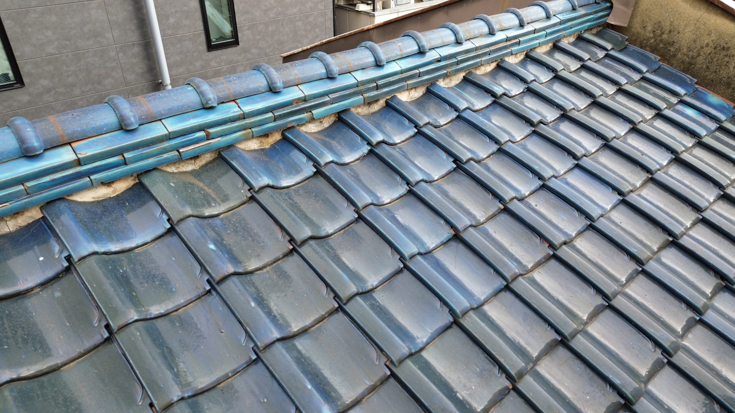 柏原市法善寺の平屋屋根における不適切なはみ出し漆喰