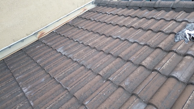 柏原市法善寺の壁際で発生した金属カバーのサビと雨漏りリスク