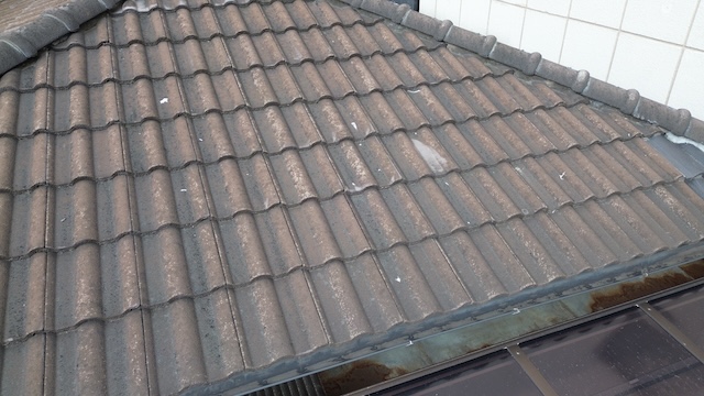 【柏原市】瓦の色あせと屋根の上の「飛来物」をドローン点検（完結編）