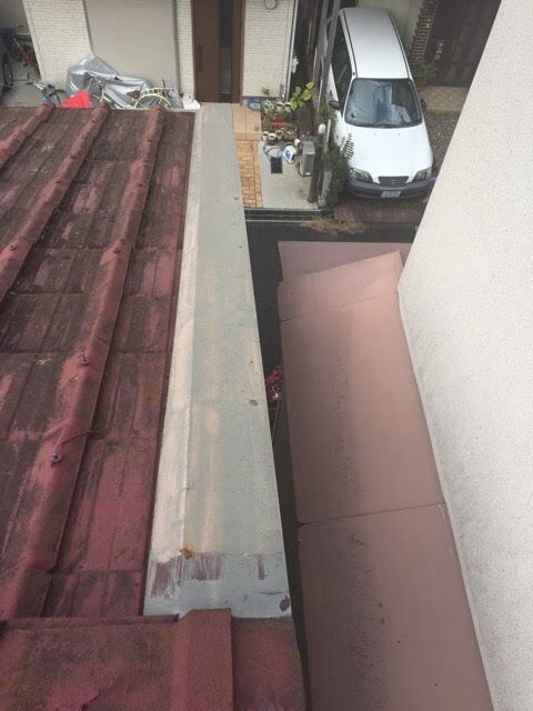 柏原市法善寺の屋根調査。屋根のてっぺんにある板金（金属部分）のサビと劣化