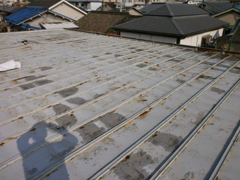 全体に錆と劣化が進行したトタン屋根（瓦棒葺き）の全景