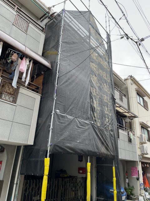 東大阪市で雨漏りしたので、雨漏り補修の為足場組立と点検をおこないました。