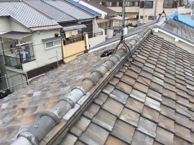 八尾市の瓦屋根調査。棟瓦（むねがわら）の漆喰劣化とアンテナ設置状況。