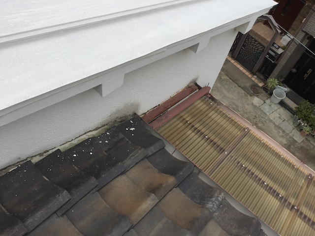 八尾市の連棟住宅。屋根の端（ケラバ）部分と雨樋の排水状況の確認。