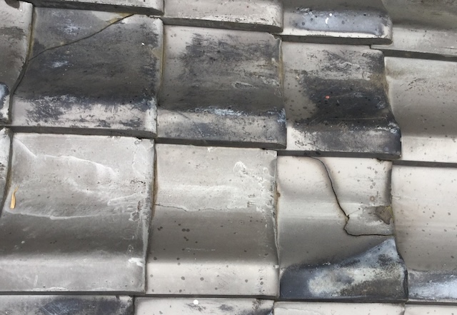 衝撃や劣化で激しく割れ、雨水の浸入が懸念される瓦の表面（東大阪市）