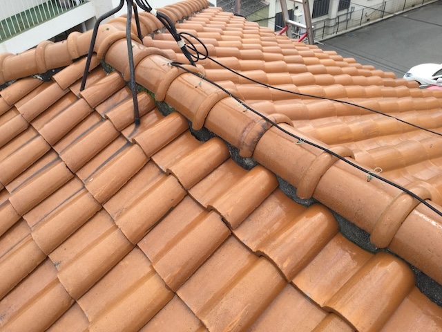 経年劣化によりS形瓦の噛み合わせがズレ、隙間が生じている詳細写真