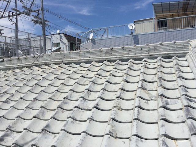 DIY塗装の跡を一掃するため、再塗装ではなく葺き替え工事を推奨する屋根の状況。