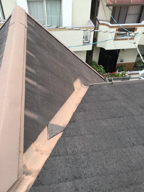 雨漏りの原因になりやすい屋根の谷板金周辺の点検