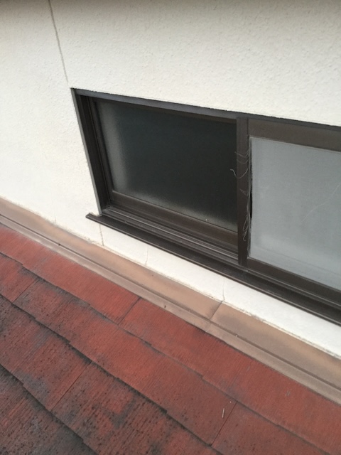 八尾市の住宅における壁際板金と窓周りの劣化リスク