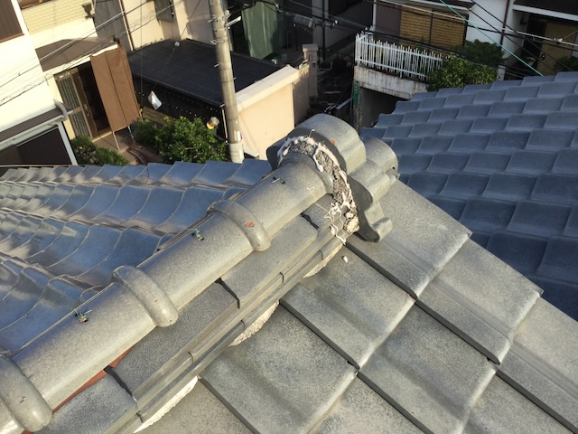 柏原市旭ヶ丘で屋根の白い欠片が落下？雨漏り前の漆喰詰め直しで費用1/10に【現地調査】