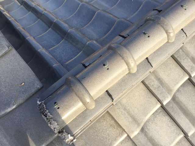 柏原市の現場-劣化した既存の漆喰を取り除き新しい漆喰を詰める提案